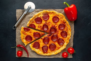 Taş arka planda geleneksel lezzetli pepperoni pizza