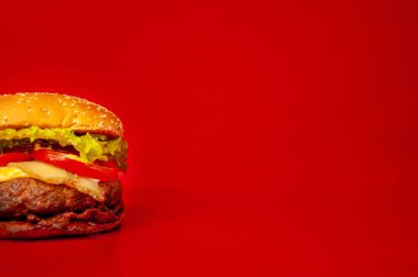 Parlak kırmızı arka planda taze ev yapımı Burger