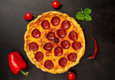 Taş arka planda geleneksel lezzetli pepperoni pizza
