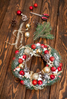 Ahşap arka plan üzerinde Yaratıcı renkli Noel çelenk 