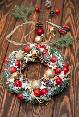 Ahşap arka plan üzerinde Yaratıcı renkli Noel çelenk 