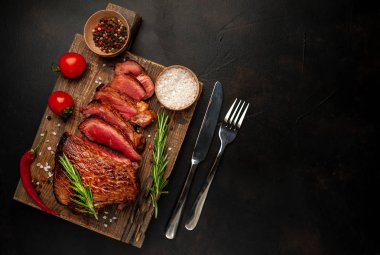 Taze sulu orta nadir sığır eti biber biberve biberiye dalları ahşap tahta ile servis