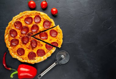 Taş arka planda geleneksel lezzetli pepperoni pizza