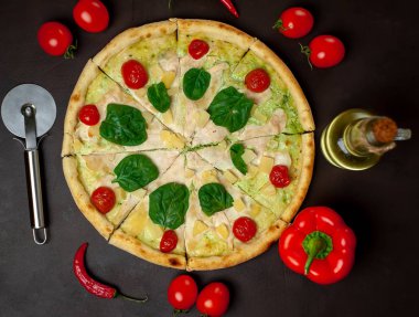 siyah taş arka plan üzerinde kiraz domates ve taze ıspanak yaprakları ile pizza