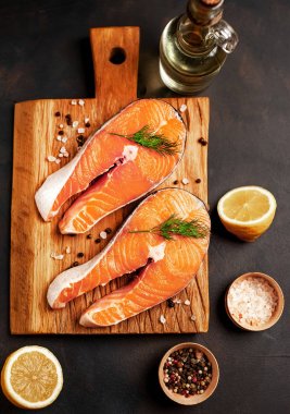 Ahşap doğrama tahtası üzerinde baharat ile taze çiğ somon biftek