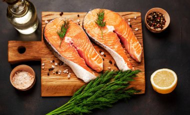 Ahşap doğrama tahtası üzerinde baharat ile taze çiğ somon biftek