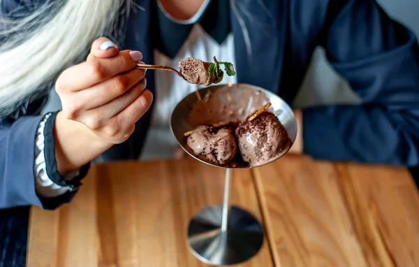 Близкий Взгляд Женщину Которая Ест Шоколадное Мороженое Кафе — стоковое фото