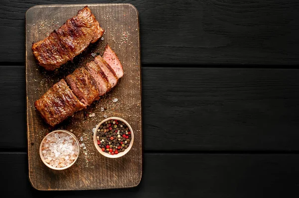 ahşap doğrama tahtası üzerinde baharat ile ızgara domuz biftek 