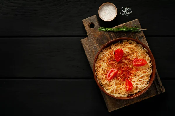 Italian Spaghetti Pasta Tomato Sauce Rosemary Wooden Chopping Board — Stock Photo, Image
