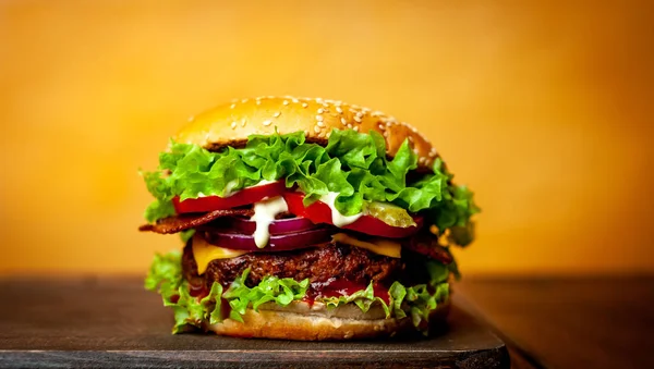 Ahşap arka plan üzerinde taze ev yapımı hamburger