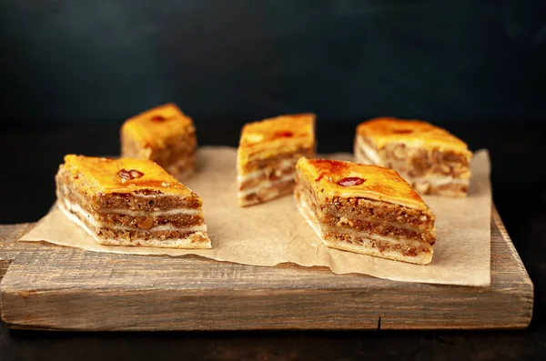 Ahşap tahta üzerinde fındık ile geleneksel Türk baklavası veya baklava