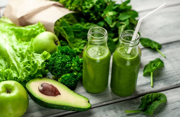 Gri arka planda sebze ve meyve ile Taze yeşil smoothie