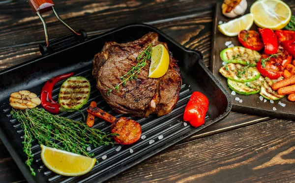 Izgara tavada biberiye ve sebze ile Taze ızgara domuz biftek 