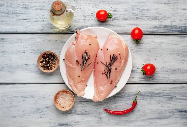 Çiğ tavuk göğüsleri baharat ve biberiye ile marine domates ve zeytinyağı ile servis 