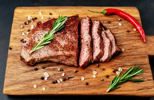 Carne Cerdo Parrilla Fresca Con Especias Ramitas Romero Sobre Tabla — Foto de Stock