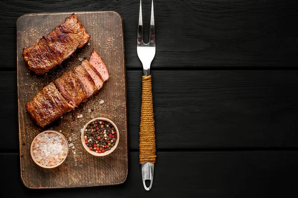 ahşap doğrama tahtası üzerinde baharat ile ızgara domuz biftek 
