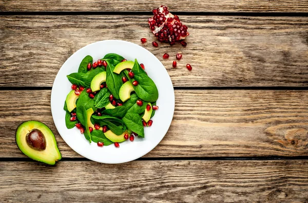 Ensalada Vegana Fresca Con Espinacas Rodajas Aguacate Semillas Granada —  Fotos de Stock