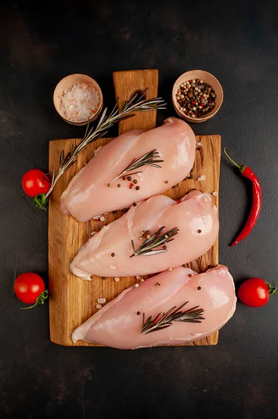 Baharat ve biberiye dalları ile taze çiğ tavuk göğüsleri yakın görünümü 