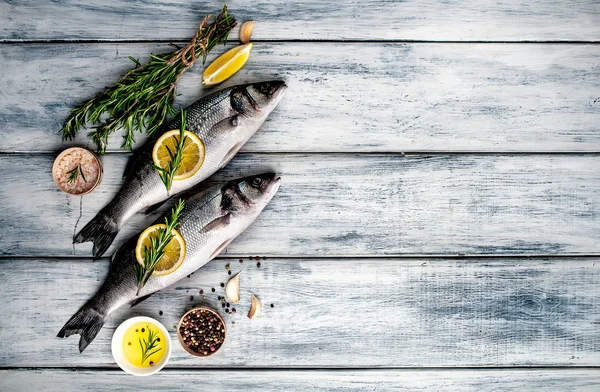 Pescado Crudo Con Rodajas Limón Ramitas Romero Sobre Fondo Madera —  Fotos de Stock