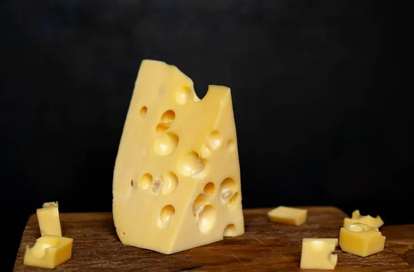 도마에 마스담 치즈의 덩어리 — 스톡 사진