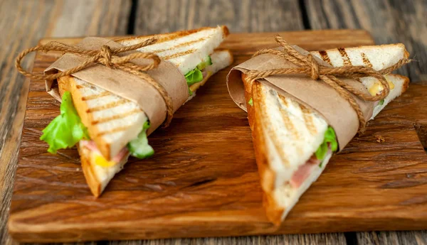 Frische Hausgemachte Gegrillte Sandwiches Auf Holzbrett — Stockfoto
