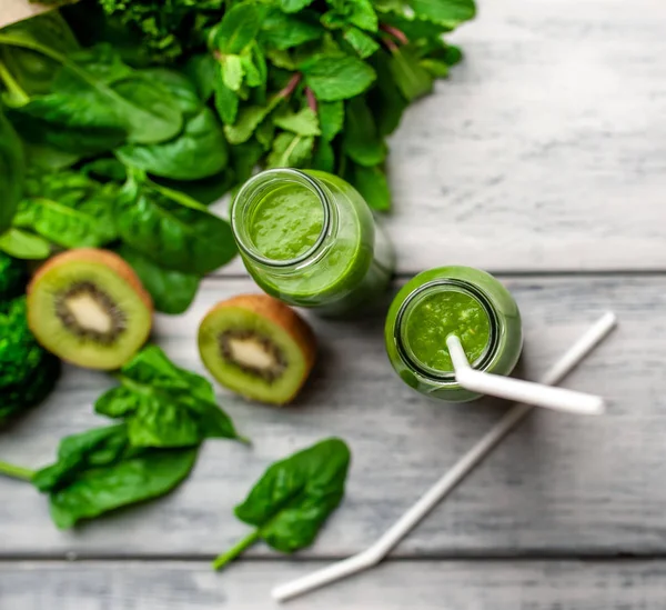 Batido Verde Fresco Con Verduras Frutas Sobre Fondo Gris —  Fotos de Stock