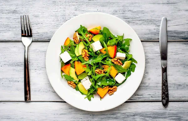 Čerstvý Vegetariánský Salát Zelivkou Tomelu Avokádem Vlašskými Oříšky Feta Sýrem — Stock fotografie