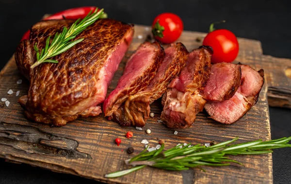 Steak Daging Sapi Medium Segar Yang Langka Disajikan Dengan Cabai — Stok Foto