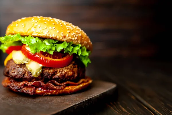 Ahşap arka plan üzerinde taze ev yapımı hamburger