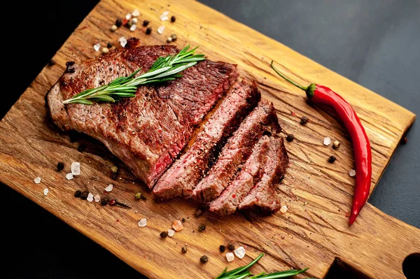 Steak Babi Panggang Segar Dengan Rempah Rempah Dan Ranting Rosemary — Stok Foto