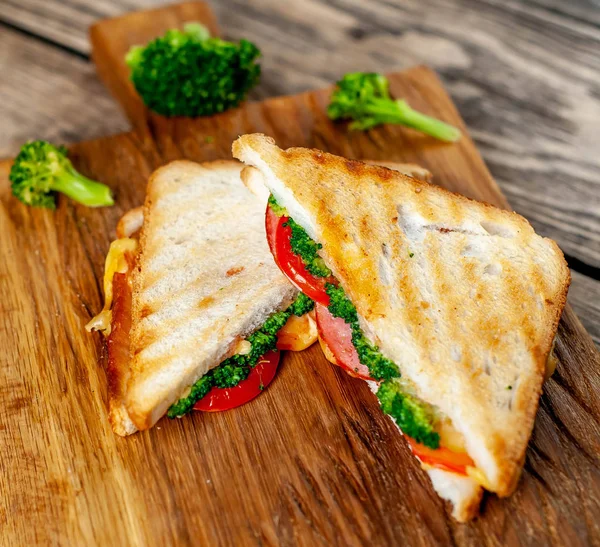 新鮮なブロッコリー チーズの焼きサンドイッチを木製のまな板に — ストック写真
