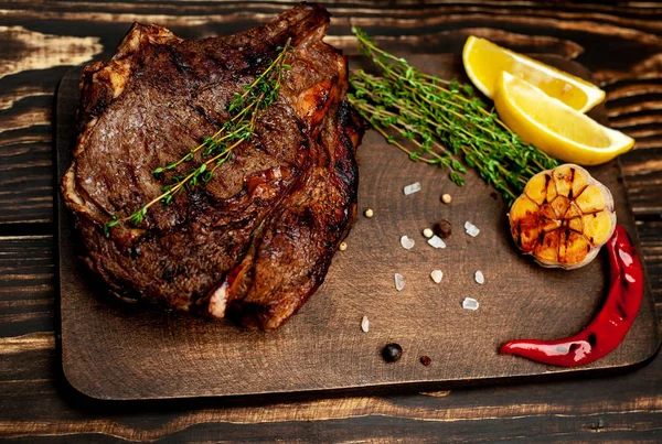 Frisch Gebratenes Steak Serviert Mit Zitronenscheiben Und Gegrilltem Knoblauch Auf — Stockfoto