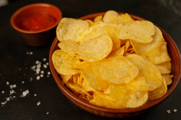 Patatas Saladas Crujientes Con Salsa Tomate Sobre Fondo Piedra Negra — Foto de Stock