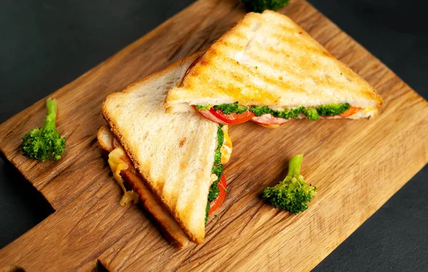 Sandwichs Frais Grillés Jambon Brocoli Frais Fromage Sur Planche Découper — Photo