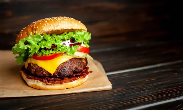 Hamburguesa Casera Fresca Sobre Fondo Madera — Foto de Stock