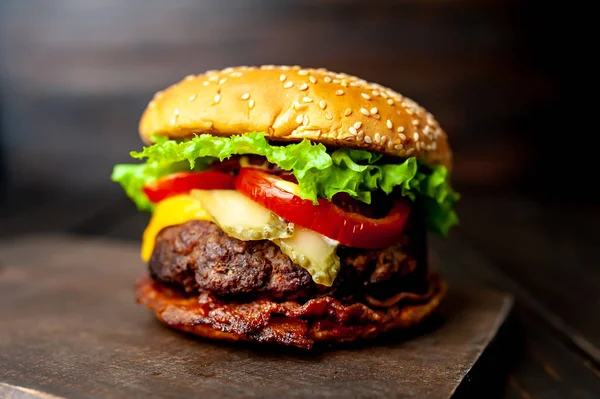 Świeży Domowy Burger Podłoże Drewniane — Zdjęcie stockowe