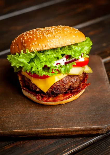 Ahşap arka plan üzerinde taze ev yapımı hamburger