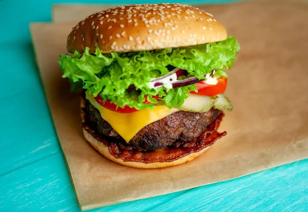 Świeży Domowy Burger Niebieskim Drewnianym Tle — Zdjęcie stockowe