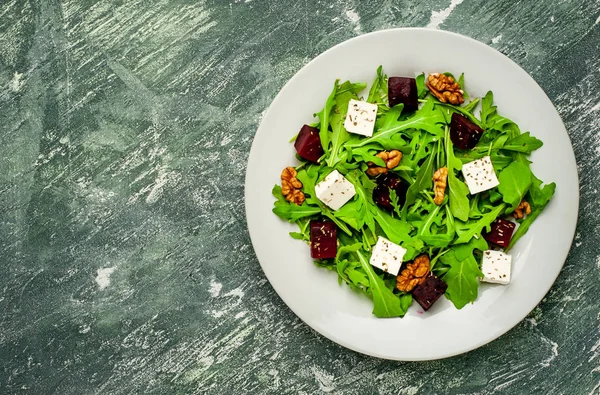 Arugula Ispanak Ile Taze Salata Dilimlenmiş Pancar Beyaz Peynir Ceviz — Stok fotoğraf