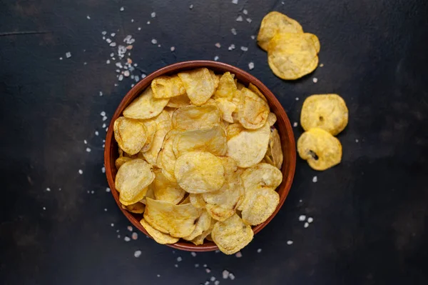 Patatas Saladas Crujientes Papas Fritas Sobre Fondo Piedra Negra — Foto de Stock