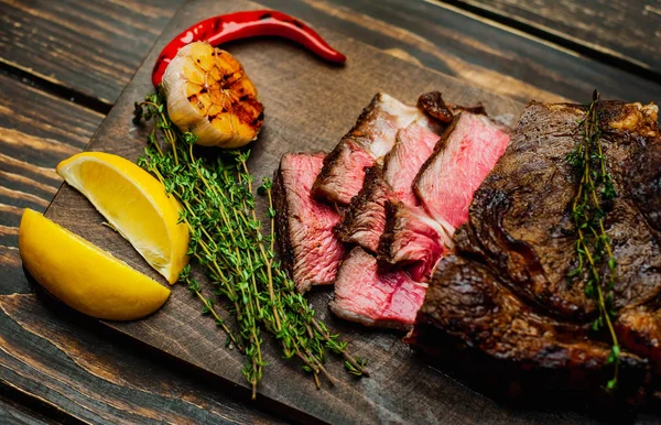 Carne Asada Fresca Servida Con Rodajas Limón Ajo Parrilla Sobre — Foto de Stock