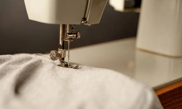 Тщательный Обзор Швейной Машинки Швейной Серой Ткани — стоковое фото