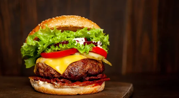 Świeży Domowy Burger Podłoże Drewniane — Zdjęcie stockowe