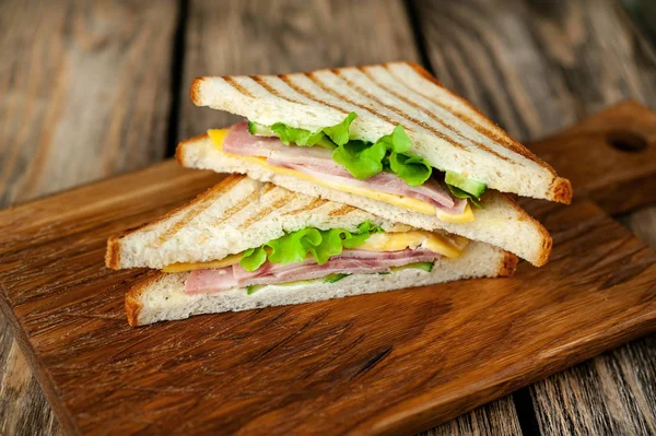 Sandwichs Frais Grillés Faits Maison Sur Planche Bois — Photo