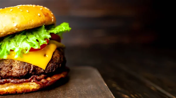 Hamburguesa Casera Fresca Sobre Fondo Madera — Foto de Stock