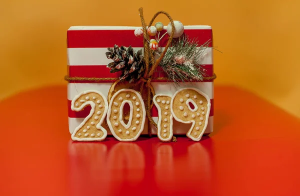 Різдвяна Подарункова Коробка Печиво 2019 Червоному Тлі — стокове фото