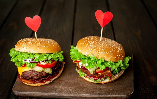 Świeże Domowe Hamburgery Papieru Czerwone Serca Kije Drewnianej Deski Krojenia — Zdjęcie stockowe