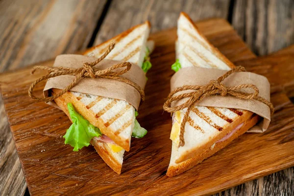 Frische Hausgemachte Gegrillte Sandwiches Auf Holzbrett — Stockfoto