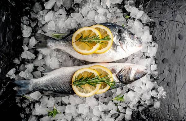 Blick Auf Frischen Fisch Mit Zitronenscheiben Und Rosmarin Auf Einem — Stockfoto