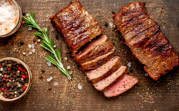 Steaks Porc Grillés Aux Épices Romarin Sur Planche Découper Bois — Photo